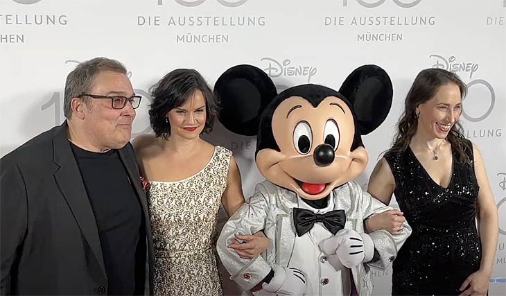 Tenor Gregor Prächt, Cellistin Raphaela Gromes und die Minni Maus: "Disney 100 - Die Ausstellung" in der Kleinen Olympiahalle im Olympiapark (©Foto: Martin Schmitz)